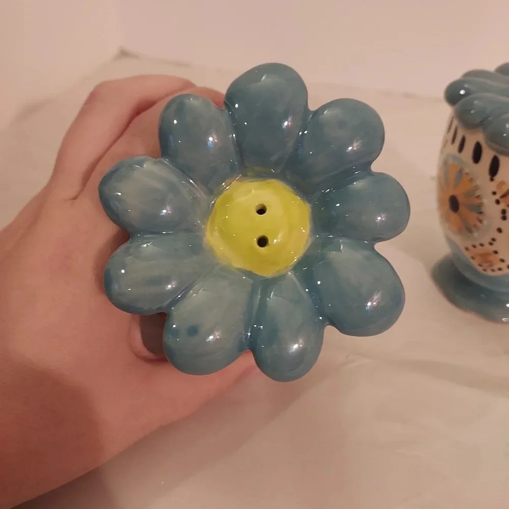 Blue Sky Heather Goldmine 2013 Ceramic Daisy Floral Salt and Pepper Shakers
